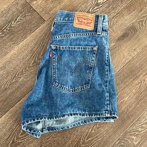 Levi Mom Jean Shorts